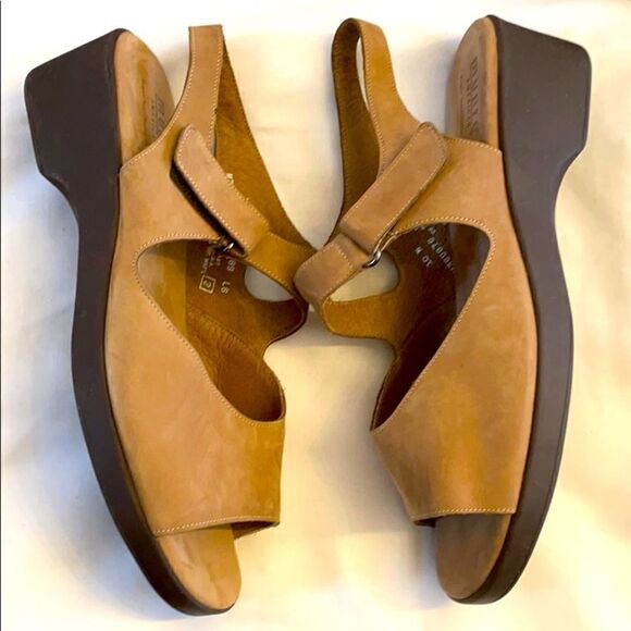 MUNRO CAMEL NUBUCK ADJUSTABLE SANDALS.  NEW - Picture 2 of 7